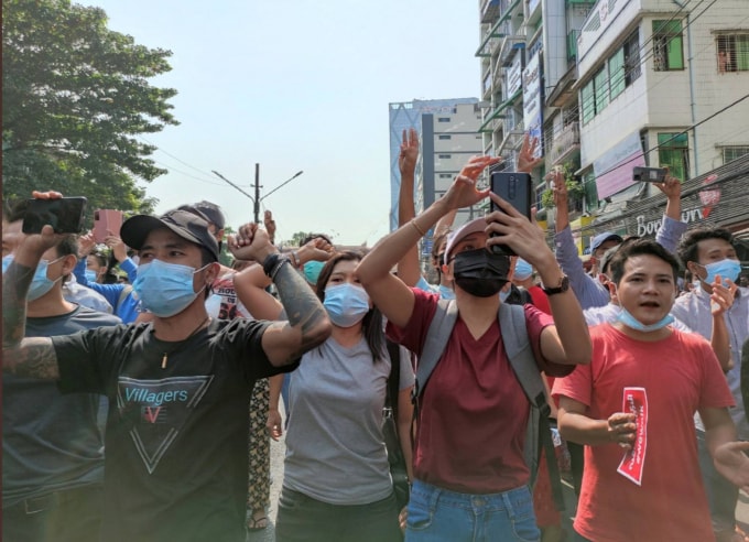 Rất đông người biểu tình tham gia tuần hành ở Yangon. Myanmar vào ngày thứ Bảy (6/2) - Ảnh: Reuters