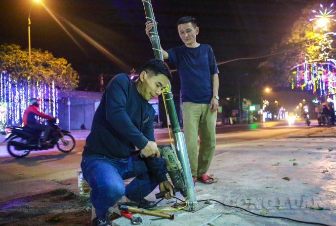 Tương tự anh Ngọc Anh, anh Trần Mạnh Thế trú tại xóm Minh Xuân (xã Minh Hợp, huyện Quỳ Hợp, Nghệ An) vừa mới hoàn thành xong cây nêu được dựng trước cửa nhà mình vào 11h đêm, anh Thế nói: “Theo phong tục thì đúng ra, trong buổi chiều hôm trước là phải dựng cây nêu luôn. Nhưng do bận công việc nên chúng tôi phải tranh thủ dựng vào buổi tối. Cây nêu dựng trước nhà mong muốn xua đuổi tà ma, những điều xui xẻo của năm cũ đi qua và năm mới đến gia đình được mạnh khỏe, bình an.”