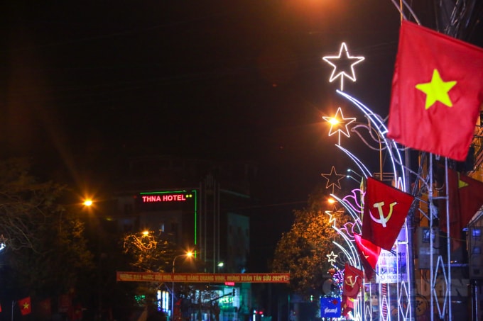Các lá cờ dưới những ánh đèn nhấp nháy trên con đường của 1 huyện miền Tây xứ Nghệ đã làm cho nơi này lung linh, chào đón Tết đến xuân về.