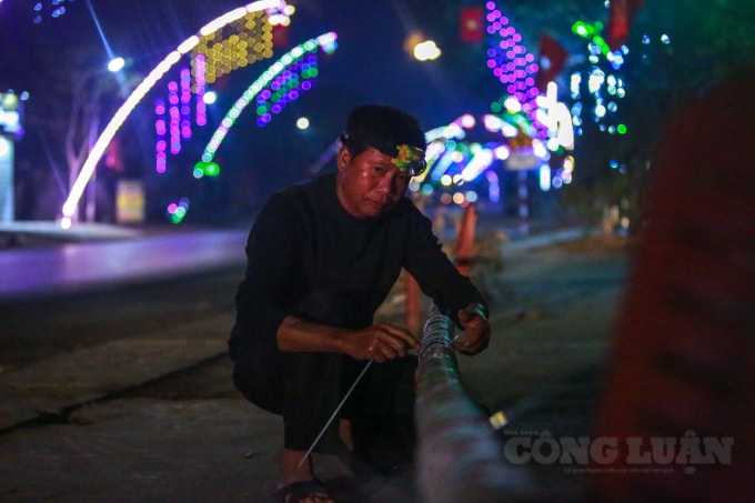 “Vật liệu dựng cây nêu truyền thống cũng khá đơn giản, với các vật liệu thân cây nêu được dựng bằng tre già, quấn bóng nháy, cờ tổ quốc và dàn nháy. Cây tre thì tôi vào trong làng để xin nhà người quen nên chi phí cũng chỉ mất thêm tiền mua bóng nháy để trang trí.” – anh Ngọc Anh cho hay.