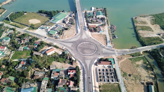 Sau gần 2 năm thi công, dự án đầu tư xây dựng cầu Cửa Hội bắc qua sông Lam, nối hai tỉnh Nghệ An - Hà Tĩnh cơ bản đã hoàn thành.