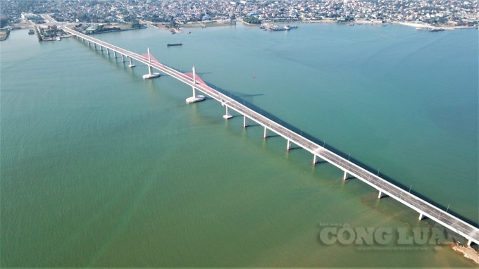 Cầu Cửa Hội dài 5,2 km, trong đó, phần cầu chính dài 1,7 km, rộng 18,5m, phần cầu dẫn rộng 16m. Ở phía Nghệ An, công trình nằm trên phường Nghi Hải (thị xã Cửa Lò), đầu còn lại ở huyện Nghi Xuân (Hà Tĩnh).