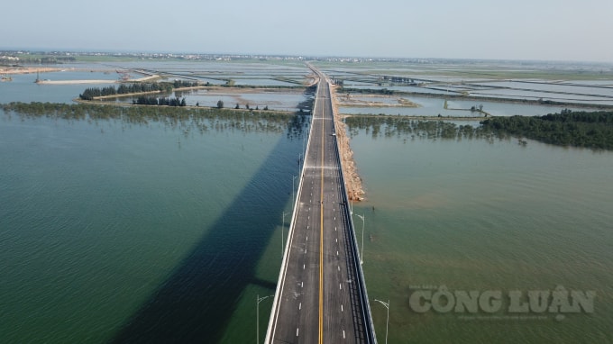 Cầu Cửa Hội có 22 trụ, 85 phiến dầm Super-T. Hôm 13/10, cầu đã hợp long. Đến nay, dự án cơ bản hoàn thành.