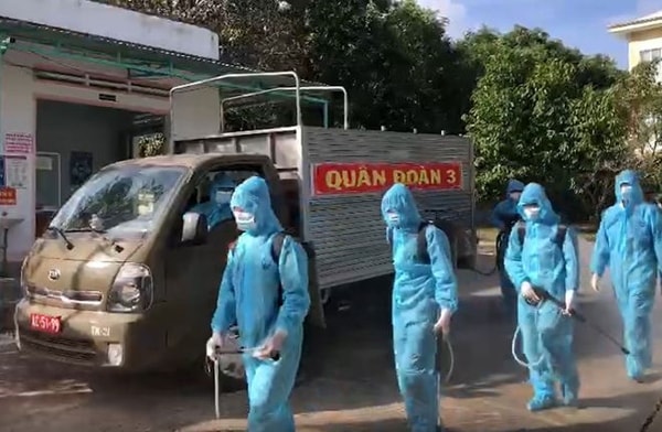 Lực lượng Quân đoàn 3 thực hiện tiêu độc, khử trùng tại thị xã Ayun Pa, Gia Lai