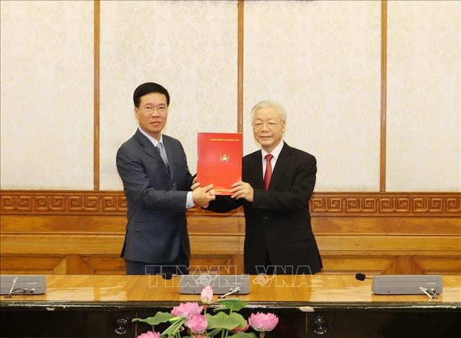 Tổng Bí thư, Chủ tịch nước Nguyễn Phú Trọng trao Quyết định cho đồng chí Võ Văn Thưởng, Ủy viên Bộ Chính trị được phân công giữ chức Thường trực Ban Bí thư. Ảnh: TTXVN