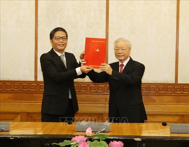 Tổng Bí thư, Chủ tịch nước Nguyễn Phú Trọng trao Quyết định cho đồng chí Trần Tuấn Anh, Ủy viên Bộ Chính trị được phân công giữ chức Trưởng Ban Kinh tế Trung ương. Ảnh: TTXVN