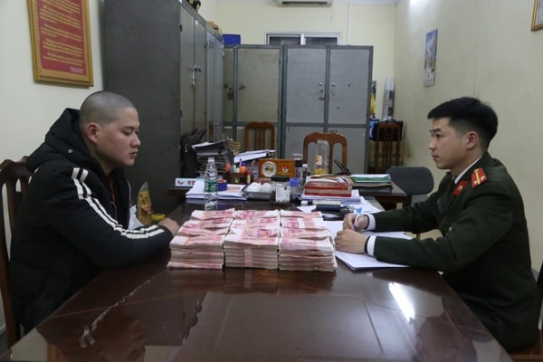 Một đối tượng trong đường dây vận chuyển tiền tệ qua biên giới vừa bị Công an Lạng Sơn triệt phá và tang vật vụ án