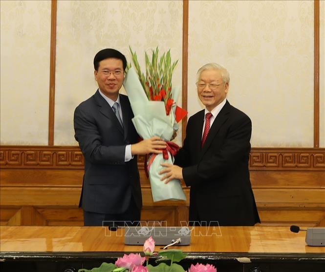 Tổng Bí thư, Chủ tịch nước Nguyễn Phú Trọng tặng hoa chúc mừng đồng chí Võ Văn Thưởng, Ủy viên Bộ Chính trị được phân công giữ chức Thường trực Ban Bí thư. Ảnh: TTXVN