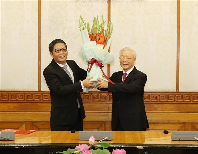 Tổng Bí thư, Chủ tịch nước Nguyễn Phú Trọng tặng hoa chúc mừng đồng chí Trần Tuấn Anh, Ủy viên Bộ Chính trị được phân công giữ chức Trưởng Ban Kinh tế Trung ương. Ảnh: TTXVN