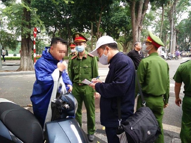 Không đeo khẩu trang nơi công cộng có thể bị phạt tiền tối đa đến 3 triệu đồng.