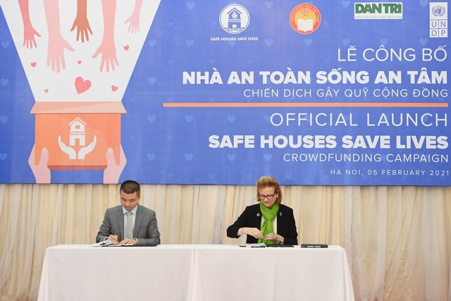 Nhà báo Phạm Tuấn Anh, Tổng Biên tập Báo điện tử Dân trí và bà Caitlin Wiesen, Trưởng đại diện thường trú UNDP tại Việt Nam kí kết bản thỏa thuận hợp tác chương trình kêu gọi cộng đồng chung tây xây dựng