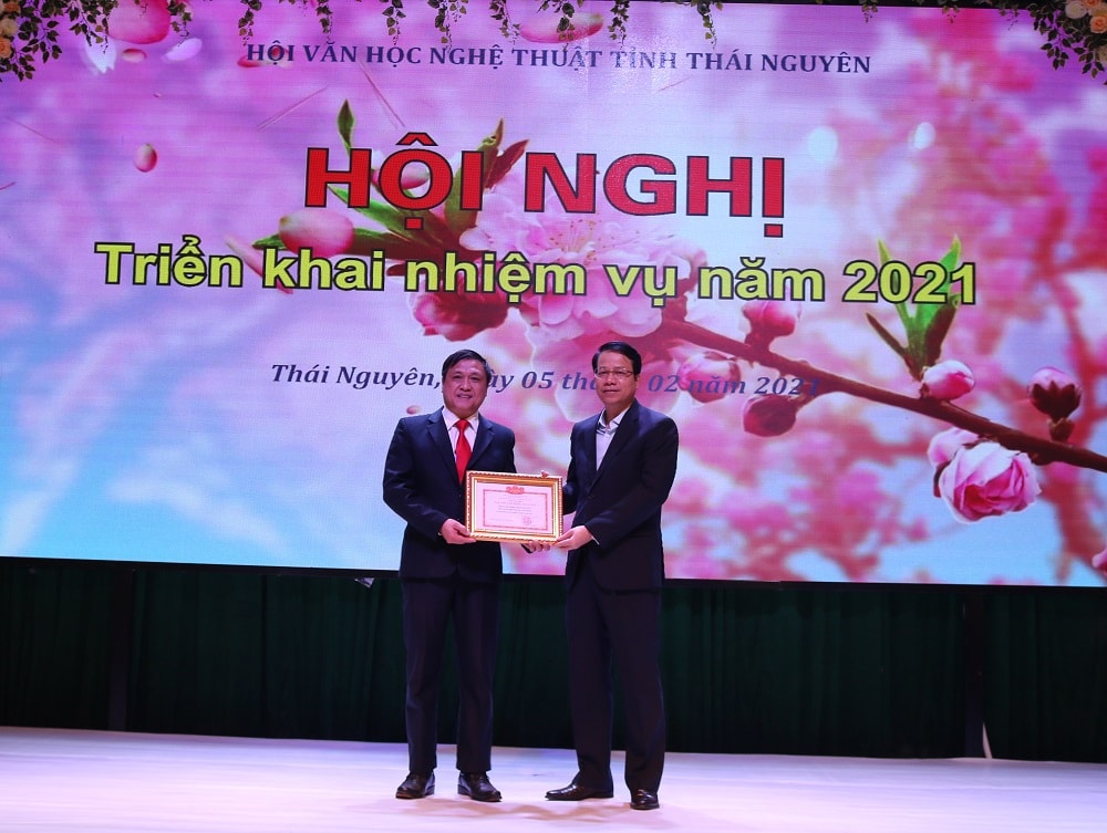 Nhà báo Trần Văn Thép, Tổng Biên tập Tạp chí Văn nghệ Thái Nguyên đại diện Tòa soạn nhận danh hiệu Tập thể lao động xuất sắc năm 2020. Ảnh: Thanh An