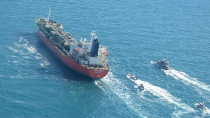 Một tàu chở dầu mang cờ Hàn Quốc bị Iran bắt giữ được nhìn thấy ở Vịnh Ba Tư ngoài khơi bờ biển Iran vào ngày 4 tháng 1. © Reuters