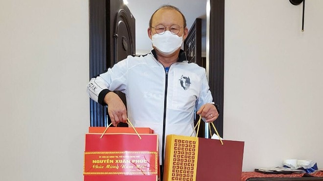 Nhà cầm quân Park Hang Seo nhận quà chúc Tết của Thủ tướng Chính phủ Nguyễn Xuân Phúc. Ảnh: tienphong.vn