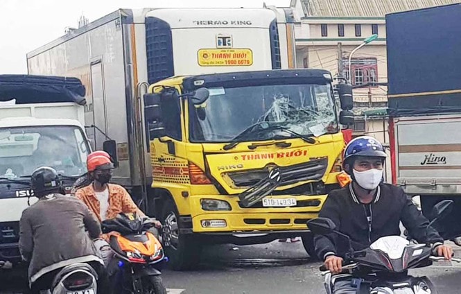 Tai nạn giao thông khiến xe ôtô tải bị hư hỏng nặng phần đầu. Ảnh: tienphong.vn