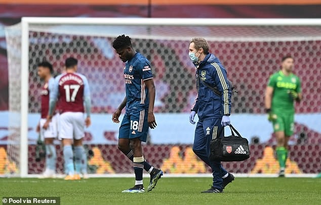 Thomas Partey rất buồn bã khi rời sân cỏ vì chấn thương. Ảnh: internet