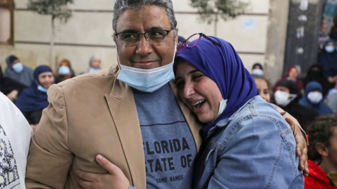 Ông Mahmoud Hussein và vợ trong thời khắc đoàn tụ. Ảnh: Reuters