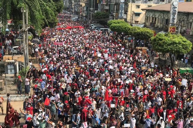 Dòng người biểu tình ở Yangon, Myanmar. Ảnh: Reuters