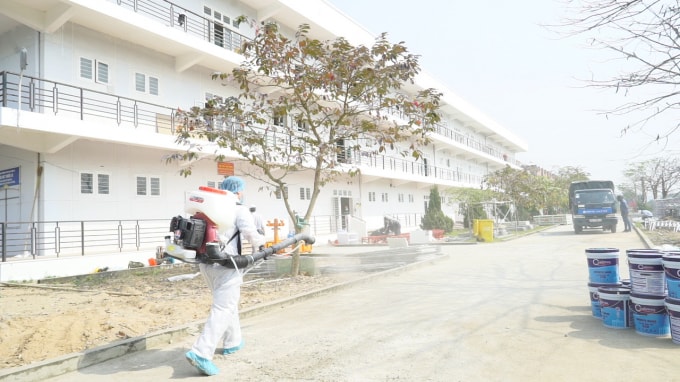 Công tác đảm bảo vệ sinh an toàn phòng chống dịch luôn được đảm bảo khi thi công bệnh viện. Ảnh: Nguyễn Long