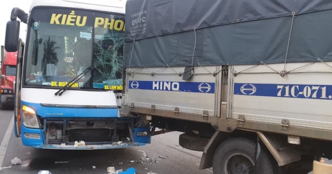 Một xe khách bị hư hỏng nặng phần đầu. Ảnh: Zingnews.vn