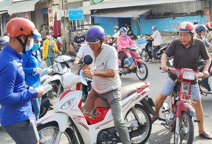 Lực lượng phòng, chống dịch Covid-19 tại TP. Sóc Trăng phát khẩu trang cho người dân tại chợ trung tâm TP. Sóc Trăng. Ảnh: TL