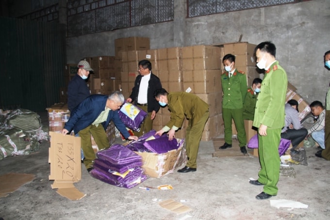 Lực lượng chức năng kiểm tra kho hàng.