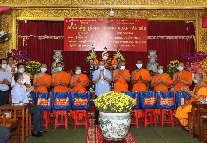 Phó Thủ tướng Thường trực Chính phủ Trương Hòa Bình tặng quà Tết chư tăng chùa Candaransi. (Ảnh: VGP)