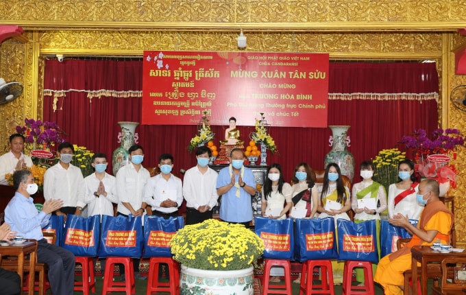 Phó Thủ tướng Thường trực Chính phủ Trương Hòa Bình trao học bổng và quà tết đến sinh viên Lào, Campuchia, Việt Nam. (Ảnh: VGP)