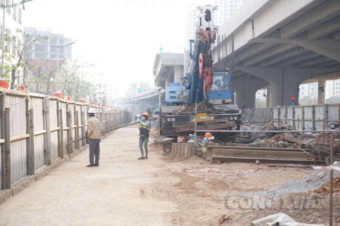 Trong những ngày cuối năm, không khí thi công 6 nhánh ramp lên xuống đường vành đai 3 trên cao (đoạn Mai Dịch - Nam Thăng Long) vẫn hết sức rộn ràng, hối hả