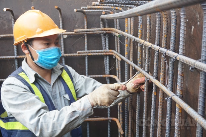 Tuy nhiên đội ngũ kỹ sư, công nhân, người lao động trên công trường vẫn nỗ lực khắc phục những khó khăn để dự án đảm bảo tiến độ