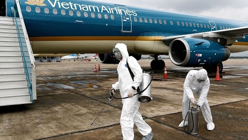 Sân bay Tân Sơn Nhất tiến hành tiêu độc khử trùng. Ảnh: TL