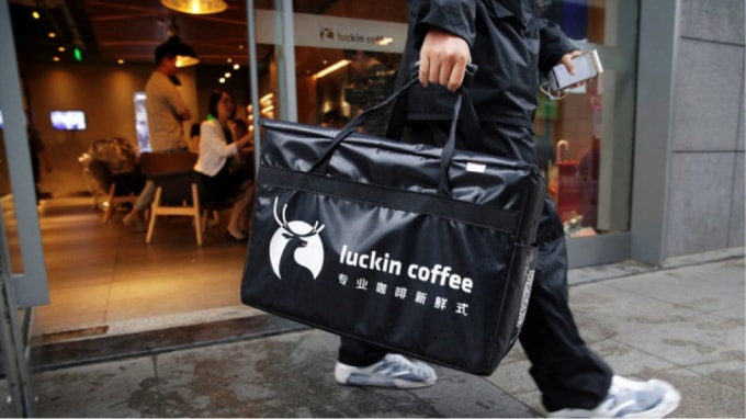 Các cửa hàng của Luckin có quy mô nhỏ hơn so với đối thủ Starbucks, có nhiều ưu đãi giảm giá cũng như dịch vụ đặt hàng trực tuyến dành cho khách hàng. Ảnh: Getty