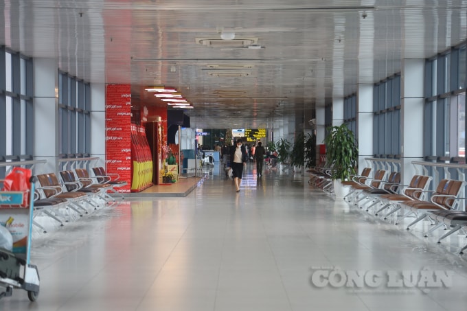 Sân bay Nội Bài những ngày cận Tết Nguyên đán 2021, không còn cảnh tấp nập hành khách ngược xuôi như những năm trước. Thay vào đó, khung cảnh trở nên vắng vẻ, thưa thớt người.