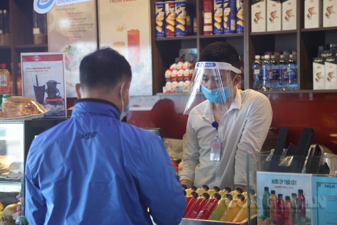 Hầu hết nhân viên sân bay đều đeo đầy đủ khẩu trang, mặt nạ chống giọt bắn để đảm bảo phòng chống dịch Covid-19.