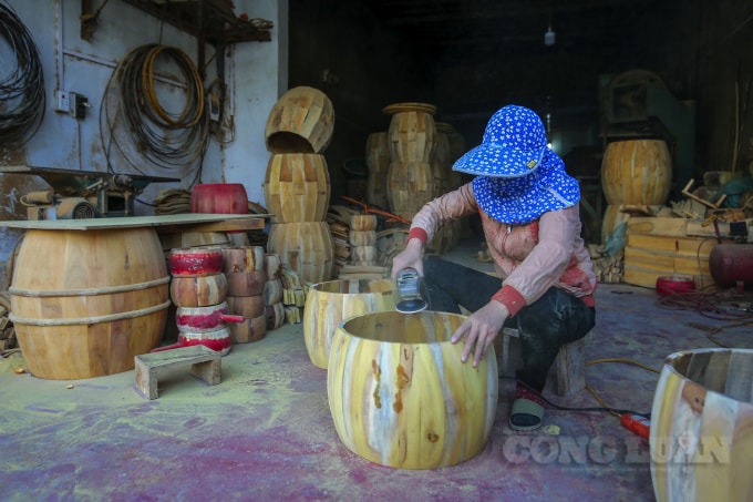 Những chiếc trống được làm với nhiều công đoạn cầu kỳ, tỉ mỉ.