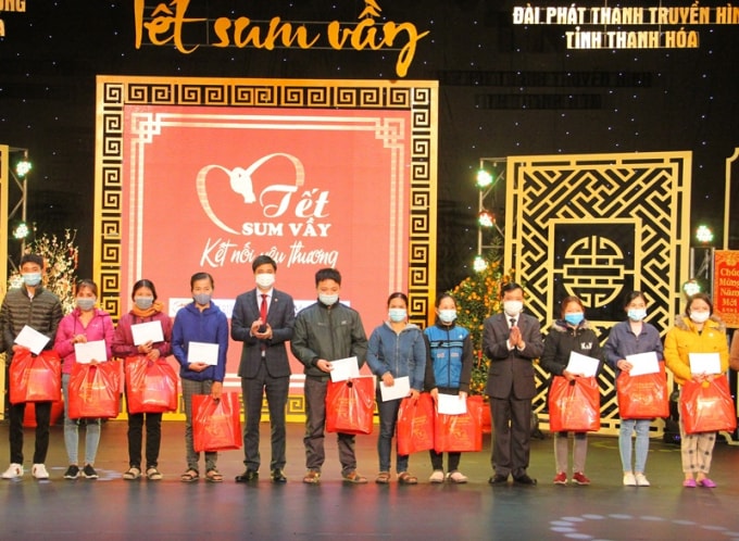 Các đồng chí: Lại Thế Nguyên, Phó Bí thư Thường trực Tỉnh ủy; Ngọ Duy Hiểu, Phó Chủ tịch Tổng LĐLĐ Việt Nam trao quà cho người lao động khó khăn