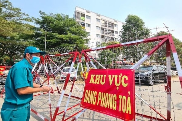 Lực lượng chức năng phong tỏa tại các đường ra vào chung cư Ehome 4 thuộc khu phố Hòa Long (TP Thuận An, Bình Dương), nơi ở của BN1979, là nhân viên làm việc tại sân bay Tân Sơn Nhất