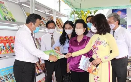 Đại biểu tham quan Triển lãm báo xuân Tân Sửu 2021. Ảnh: Thế Anh