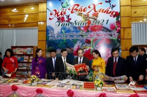 Các đồng chí lãnh đạo tỉnh Tuyên Quang tham quan gian trưng bày Hội báo xuân Tân Sửu 2021. Ảnh: Nam Sương