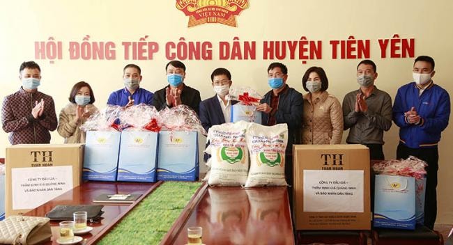 Ông Đỗ Ngọc Hà, Phó Chủ tịch Hội Nhà báo tỉnh (người đứng giữa) và đại diện các đơn vị tài trợ, trao tặng quà Tết và khẩu trang y tế cho đại diện chính quyền huyện Tiên Yên. Ảnh: Trần Hoàn.
