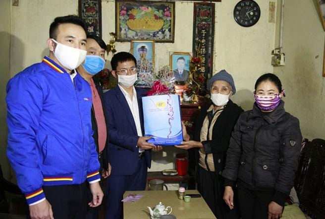 Lãnh đạo Hội Nhà báo tỉnh Quảng Ninh trao quà cho hộ nghèo tại thị trấn Tiên Yên, huyện Tiên Yên.