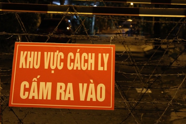 Phong tỏa một hẻm tại quận 1 do liên quan trường hợp dương tính Covid-19. Ảnh: TL