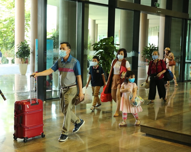 Du khách tại quần thể FLC nghiêm túc thực hiện các quy định y tế