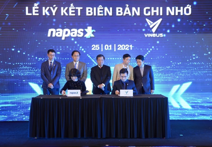 Chứng kiến buổi lễ ký kết còn có ông Nguyễn Kim Anh – Phó Thống đốc Ngân Hàng Nhà Nước Việt Nam, ông Nguyễn Quang Hưng – Chủ tịch HĐQT NAPAS và ông Nguyễn Hoàng Hải – Giám đốc Trung tâm Quản lý giao thông công cộng TP Hà Nội