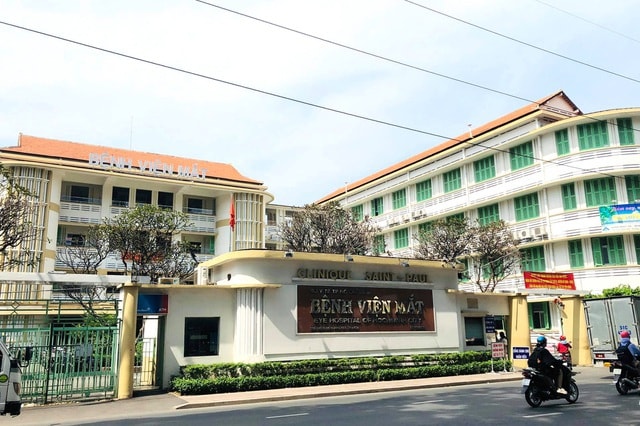 Bắt Giám đốc và Phó giám đốc Bệnh viện Mắt TP. HCM. Ảnh: TL