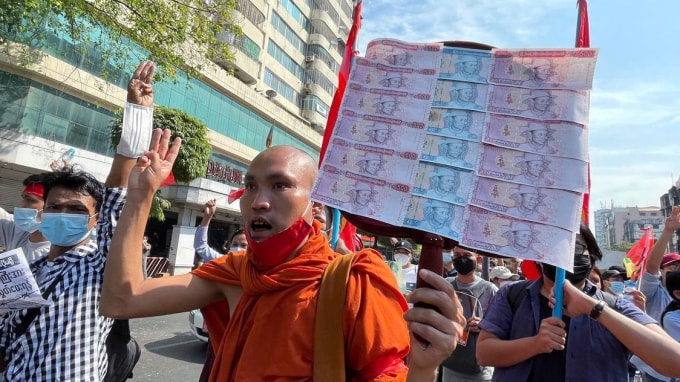 Các nhà sư, y tá, sinh viên và nhân viên chính phủ đã xuống đường ngày thứ 3 để phản đối đảo chính quân sự tại Myanmar - Ảnh: AFP