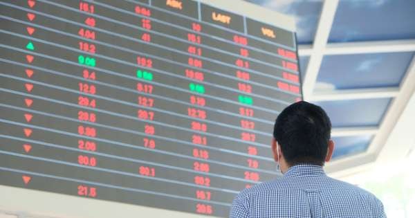 Diễn biến thị trường hôm nay lại cho thấy đang đi ngược lại với dự báo chung của các công ty chứng khoán khi khối nội, khối ngoại cùng “tháo chạy”...