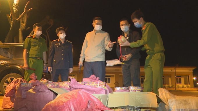 Bắt giữ đối tượng mang súng, chở 2,3 tạ pháo hoa