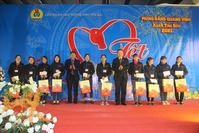 Trao qua Tết cho người nghèo, người có hoàn cảnh khó khăn là chủ trương tốt đẹp, ý nghĩa của tỉnh Yên Bái. Ảnh: LĐLĐ tỉnh.