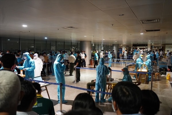 Ngành y tế TP Hồ Chí Minh tiến hành lấy mẫu xét nghiệm COVID-19 cho nhân viên sân bay Tân Sơn Nhất